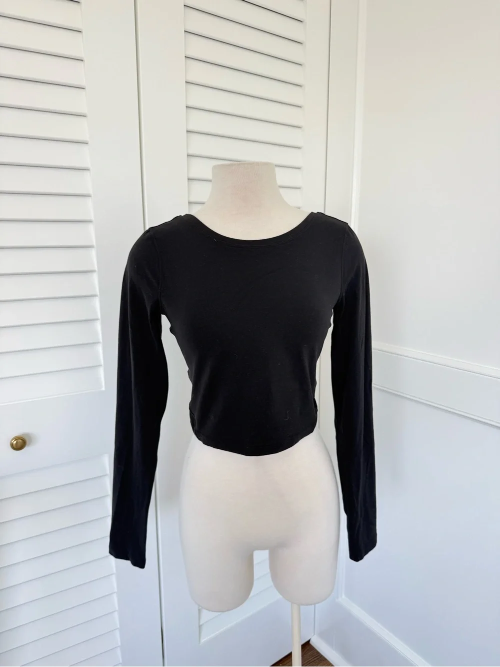 lululemon athletica Black Long-Sleeve Cropped Crew